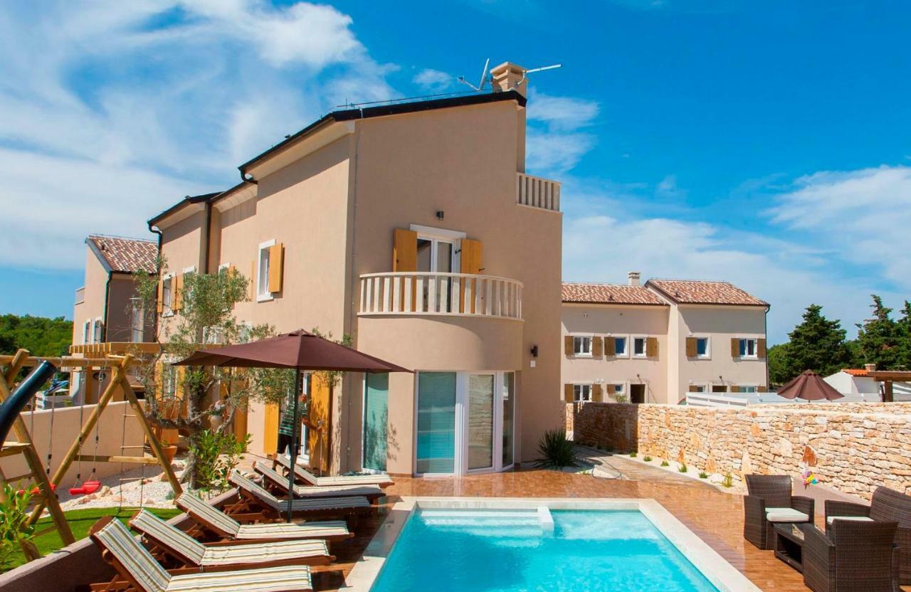6-Bedroom Villa Chiara With Sea View Premantura Bagian luar foto